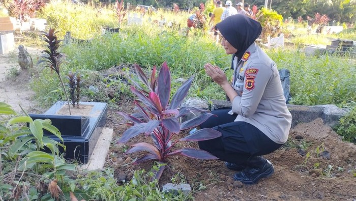 Kapolsek Jambi Selatan AKP Helrawaty ziarah di pemakaman bayi perempuan yang sebelumnya ditemukan di panti sosial
