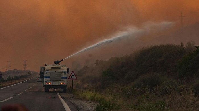Kebakaran Hutan Landa Turki, 50.000 Warga Dievakuasi Kebakaran hutan melanda wilayah Turki barat sejak Minggu (29/6). Lebih dari 50.000 warga dievakuasi akibat api yang meluas didorong angin kencang.