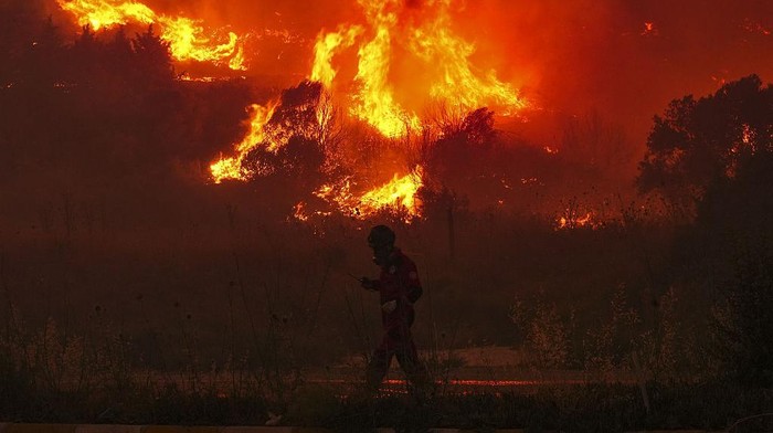 Kebakaran Hutan Landa Turki, 50.000 Warga Dievakuasi Kebakaran hutan melanda wilayah Turki barat sejak Minggu (29/6). Lebih dari 50.000 warga dievakuasi akibat api yang meluas didorong angin kencang.
