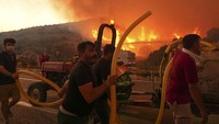 Sekitar 1.000 personel dikerahkan dalam upaya pemadaman, dibantu 5 pesawat pemadam, 14 helikopter, dan lebih dari 100 kendaraan pemadam kebakaran di berbagai titik api. Mehmet Emin Menguarslan/Anadolu via Getty Images