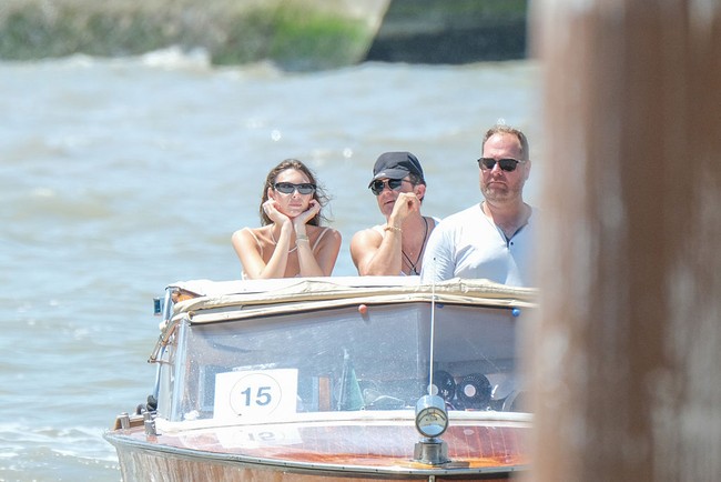 Leonardo sebenarnya juga berada di kapal yang sama. Namun, ia memilih ‘bersembunyi’ di dalam bersama Kendall Jenner. (Foto: Stefano Mazzola/GC Images)