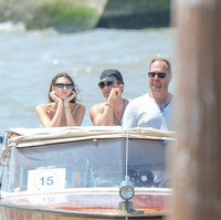 Leonardo sebenarnya juga berada di kapal yang sama. Namun, ia memilih ‘bersembunyi’ di dalam bersama Kendall Jenner. (Foto: Stefano Mazzola/GC Images)