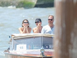 Foto: Kedekatan Pacar DiCaprio dan Orlando Bloom Usai Pesta Mewah Bezos