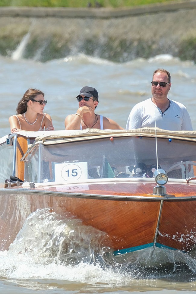 Bintang Pirates of the Caribbean itu tertangkap kamera tampak akrab dengan supermodel Vittoria Ceretti di di Venesia, Italia, pada Minggu (29/6/2025). Daily Mail mengabarkan, mereka sama-sama berada di atas taksi air menuju bandara usai menghadiri pernikahan mewah Jeff Bezos dan Lauren Sanchez. (Foto: Stefano Mazzola/GC Images)
