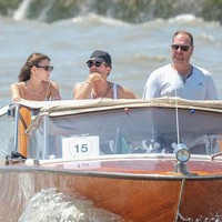 Bintang Pirates of the Caribbean itu tertangkap kamera tampak akrab dengan supermodel Vittoria Ceretti di di Venesia, Italia, pada Minggu (29/6/2025). Daily Mail mengabarkan, mereka sama-sama berada di atas taksi air menuju bandara usai menghadiri pernikahan mewah Jeff Bezos dan Lauren Sanchez. (Foto: Stefano Mazzola/GC Images)