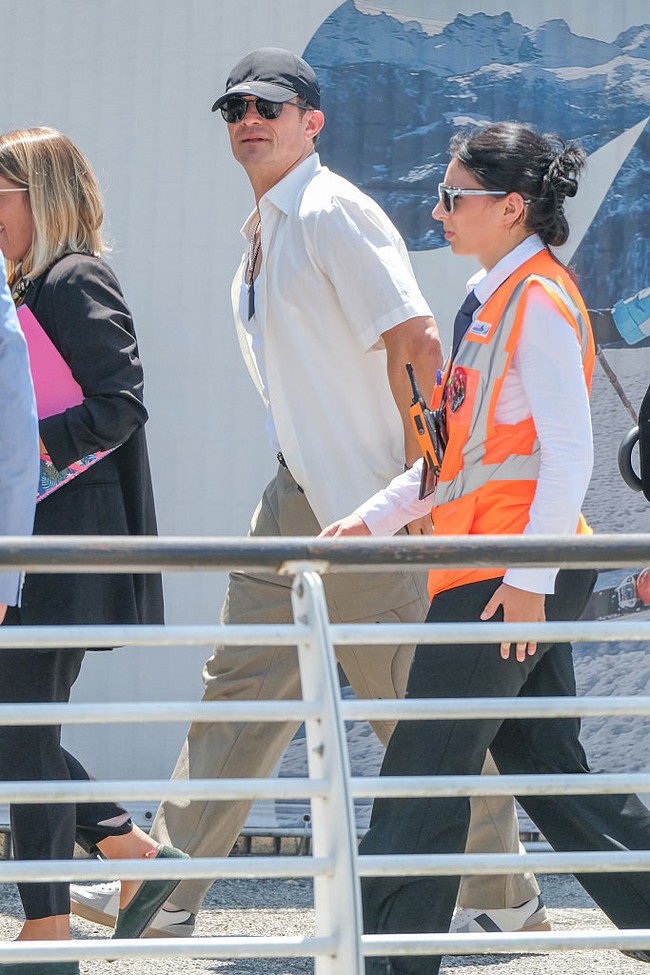 Orlando Bloom yang kini berusia 48 tahun tampak santai mengenakan kaus tanpa lengan berwarna abu-abu dan celana khaki, serta menambahkan kemeja putih lengan pendek yang tidak dikancingi sebagai luaran. (Foto: Stefano Mazzola/GC Images)