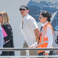 Orlando Bloom yang kini berusia 48 tahun tampak santai mengenakan kaus tanpa lengan berwarna abu-abu dan celana khaki, serta menambahkan kemeja putih lengan pendek yang tidak dikancingi sebagai luaran. (Foto: Stefano Mazzola/GC Images)