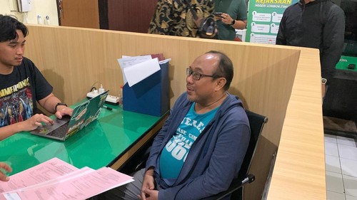 Kejari Lotim tahan pelaksana proyek pembangunan sumur bor di Kecamatan Suela inisial M alias Emon, Senin (30/6/2025) malam. (dok Kejati NTB/detikBali).