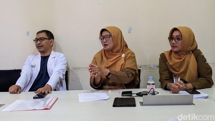 Kepala Bidang Pencegahan dan Pengendalian Penyakit (P2P) Dinkes Tulungagung, Desi Lusiana saat menyampaikan hasil laboratorium sampel sisa makanan soto posyandu yang meracuni puluhan warga Tulungagung.