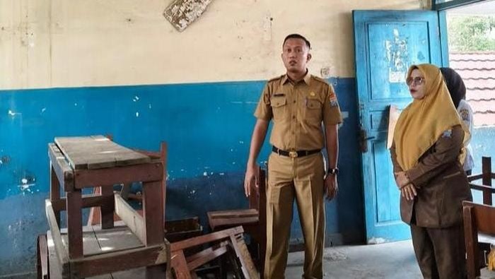 Kepala Dinas Pendidikan Palembang Adrianus Amri mengecek salah satu ruangan kelas di SD Negeri 137