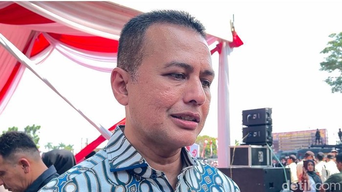Ketua DPD Golkar Sumut Musa Rajekshah saat diwawancarai di Polda Sumut usai menghadiri acara HUT ke-79 Bhayangkara, Selasa (1/7). (Finta Rahyuni/detikSumut)