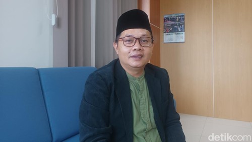 Ketua Komisi II DPRD Lombok Tengah, Lalu Muhammad Akhyar kepada detikBali, Senin (30/6/2025) di ruangan kerjanya. (Edi Suryansyah/detikBali)