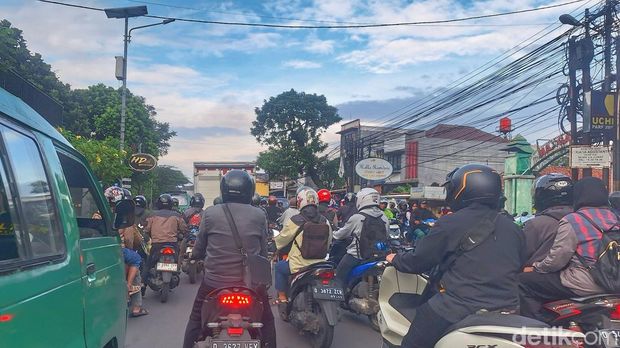 Kondisi padatnya Jalan Raya Kopo, Kabupaten Bandung.