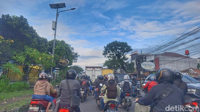 Kondisi padatnya Jalan Raya Kopo, Kabupaten Bandung.