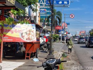 Trotoar Tuparev Jadi Pasar Jalanan Warga Cirebon