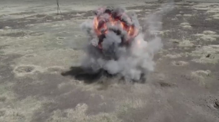 Unit Sapper militer Rusia membersihkan ranjau darat di sebuah ladang di wilayah Donetsk, Ukraina timur. Mereka membersihkan ranjau untuk memberi jalan bagi unit lain untuk memperbaiki kabel listrik di area tersebut.