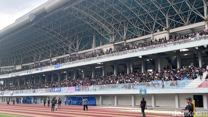 Suasana latihan perdana PSIM Jogja di Stadion Mandala Krida, Kota Jogja, Selasa (1/7/2025) sore.