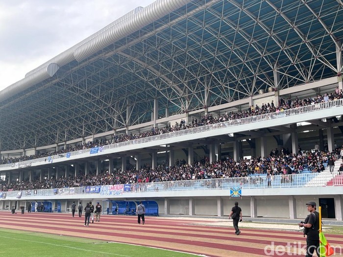 Suasana latihan perdana PSIM Jogja di Stadion Mandala Krida, Kota Jogja, Selasa (1/7/2025) sore.
