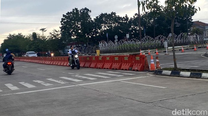 Pemotor melawan arus untuk menerobos U-turn yang ditutup di dekat Masjid Al Jabbar, Bandung.