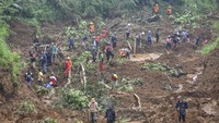 Warga ikut membantu petugas menyisir longsoran di Tasikmalaya, berharap bisa menemukan dua korban yang tertimbun saat bekerja di sawah. ANTARA FOTO/ADENG BUSTOMI
