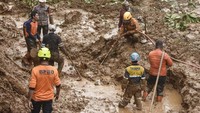 Pencarian korban longsor di Tasikmalaya terus dilakukan secara manual dan alat berat. Material longsoran menutup area sepanjang 800 meter. ANTARA FOTO/ADENG BUSTOMI