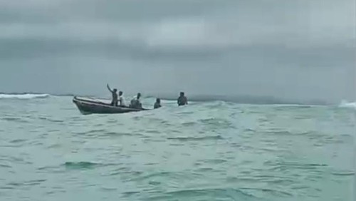 Longboat yang membawa 7 mahasiswa kerja kuliah nyata (KKN) dari Universitas  Gadjah Mada (UGM) terbalik di Perairan Pulau Wahr, Kabupaten Maluku Tenggara.