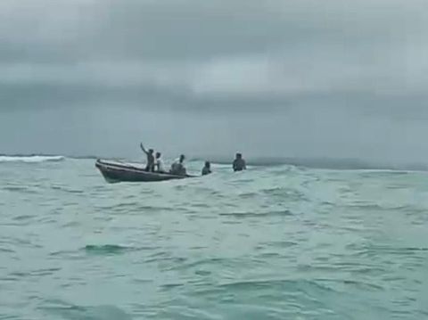 Longboat yang membawa 7 mahasiswa kerja kuliah nyata (KKN) dari Universitas  Gadjah Mada (UGM) terbalik di Perairan Pulau Wahr, Kabupaten Maluku Tenggara.