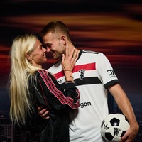 Pernikahan pemain bola Matthijs De Ligt dengan model AnneKee Molenaar dikabarkan sudah berakhir. Kabar tersebut cukup mengejutkan mengingat mereka baru setahun jadi pasangan suami istri. Foto: Instagram @annekeedeligt