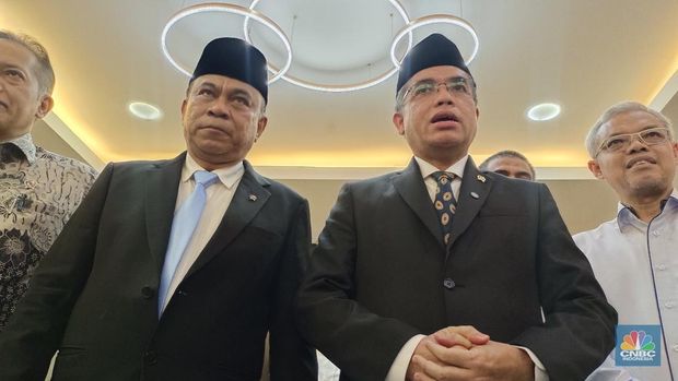 Menteri Ketenagakerjaan (Menaker) Yassierli bersama Menteri Koperasi (Menkop) Budi Arie melakukan penandatanganan Nota Kesepahaman (MoU) di kantor Kemnaker, Jakarta, Selasa (1/7/2025). (CNBC Indonesia/Martyasari Rizky)