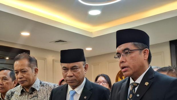 Menteri Koperasi Budi Arie dan Menteri Ketenagakerjaan Yassierli.