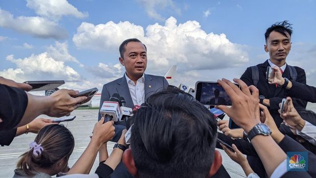 Menteri Sekretaris Negara Prasetyo Hadi di Lapangan Udara Halim Perdanakusuma, Jakarta. (CNBC Indonesia/Emir Yanwardhana)