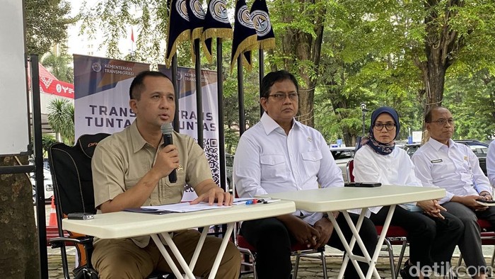 Menteri Transmigrasi Muhammad Iftitah Sulaiman (kiri) (Devi P/detikcom)