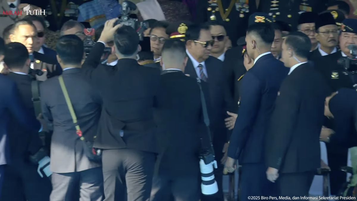 Momen Gibran Cium Tangan Try Sutrisno di Upacara Hari Bhayangkara