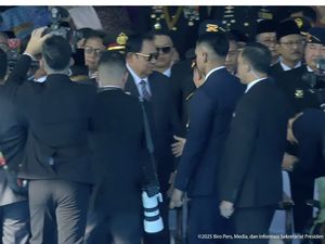 Momen Gibran Cium Tangan Try Sutrisno di Upacara Hari Bhayangkara