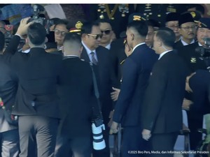 Momen Gibran Cium Tangan Try Sutrisno di Upacara Hari Bhayangkara