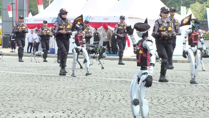 Aksi robot humanoid bernama Ropi atau Robot Polisi Indonesia di HUT ke-79 Bhayangkara mencuri perhatian publik. Terlebih, robot tersebut memberi hormat ke Presiden RI Prabowo Subianto.
