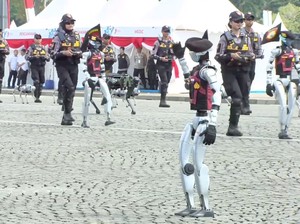 Video: Momen Prabowo Balas Hormat Robot Humanoid Polri