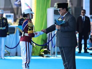 Senyum Prabowo Saat Berikan Suvenir ke Polisi Cilik di Hari Bhayangkara