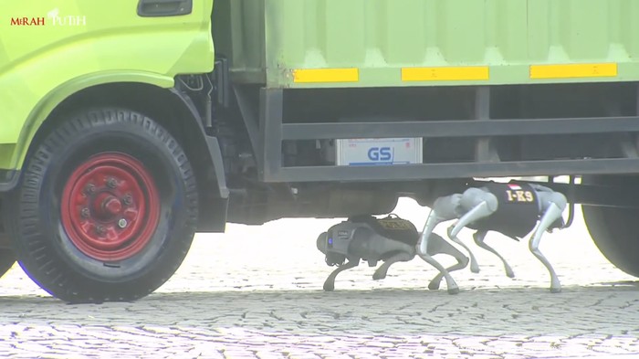 Robot K9 unjuk kebolehan di Peringatan Hari Bhayangkara ke-79 di Monas. Aksi robot K9 ditonton langsung oleh Presiden RI Prabowo Subianto.