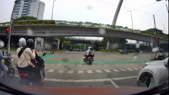 Motor terobos lampu merah.