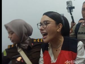 Nikita Mirzani Semringah Disambut Pendukung Jelang Sidang Lawan Reza Gladys