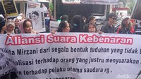 Massa Aliansi Suara Kebenaran menyuarakan tiga hal: Bebaskan Nikita Mirzani dari segala bentuk tuduhan yang tidak berdasar, Hentikan kriminalisasi terhadap orang yang justru menyuarakan kebenaran, dan Fokus penindakan terhadap pelaku utama saudara rg. (Foto: Muhammad Ahsan Nurrijal)