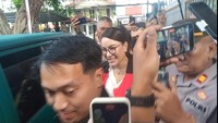 Nikita Mirzani tersenyum melihat ramainya pendukung yang datang membelanya. (Foto: Muhammad Ahsan Nurrijal)