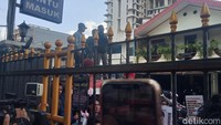 Suasana Pengadilan Negeri Jakarta Selatan jadi ramai. Persidangan Nikita Mirzani hari ini soal eksepsi atau pembelaan dari dakwaan sebelumnya. (Foto: Muhammad Ahsan Nurrijal)