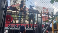 Massa sampai ada yang naik mobil dan berorasi terkait pembelaan untuk Nikita Mirzani. (Foto: Muhammad Ahsan Nurrijal)