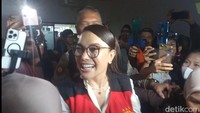 Nikita Mirzani disambut pendukung saat sidang hari ini. (Foto: Muhammad Ahsan Nurrijal)