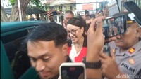 Nikita Mirzani dari awal datang ke Pengadilan Negeri Jakarta Selatan langsung tebar senyuman. (Foto: Muhammad Ahsan Nurrijal)
