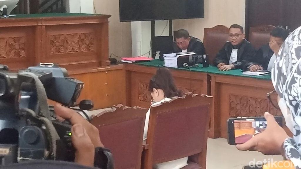 Tangis Kerinduan Nikita Mirzani untuk Anak di Ruang Sidang