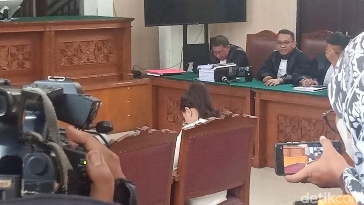Tangis Kerinduan Nikita Mirzani untuk Ketiga Anak di Ruang Sidang