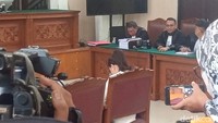 Dalam sidang yang berlangsung kemarin, Nikita Mirzani menangis mengungkapkan rasa rindu terhadap ketiga anaknya. Foto: Ahsan/detikhot
